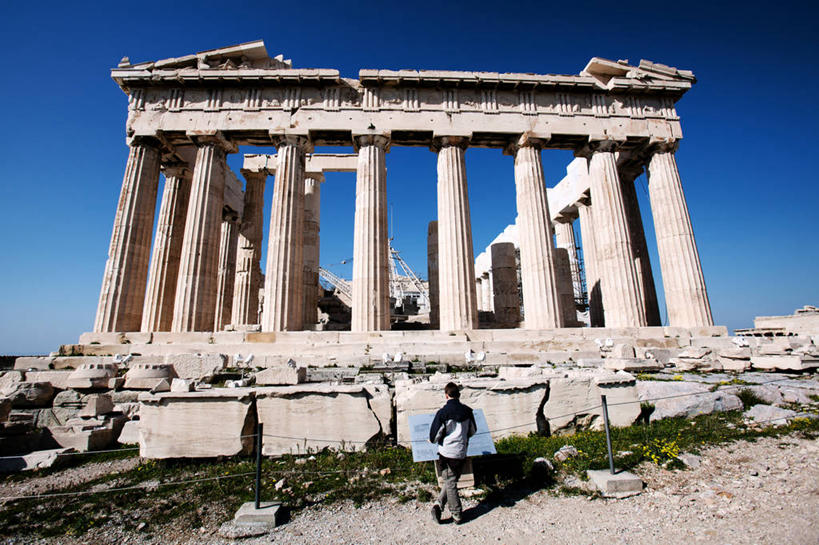 一个人,横图,室外,白天,仰视,建筑,希腊,柱子,首都,历史,废墟,天空,摄影,希腊文化,彩图,低角度拍摄