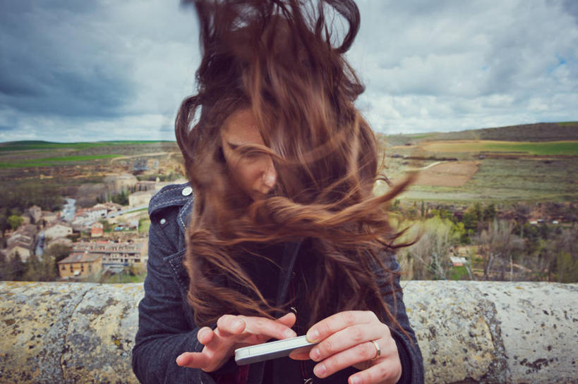 西方人,成年人,脸,头,脸颊,一个人,横图,室外,特写,白天,正面,度假,通讯,美景,风,城市风光,城市,西班牙,欧洲,欧洲人,仅一个年轻女性,仅一个女性,仅一个人,景观,云,触摸屏,联系,拿着,注视,休闲装,娱乐,肩膀,天空,观察,看,享受,休闲,景色,放松,摄影,观看,察看,专心,关注,智能手机,无线电技术,塞戈维亚,无忧无虑,年轻女性,女人,女性,白种人,年轻人,头部,长发,脸部,脸蛋,面部,彩图