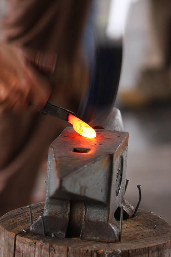 成年人,手,一个人,竖图,室内,白天,运动模糊,西班牙,仅一个男性,木制,钉子,热,拿着,做,工业,人体,摄影,部分,照亮,机件,危险,彩图,工业机械