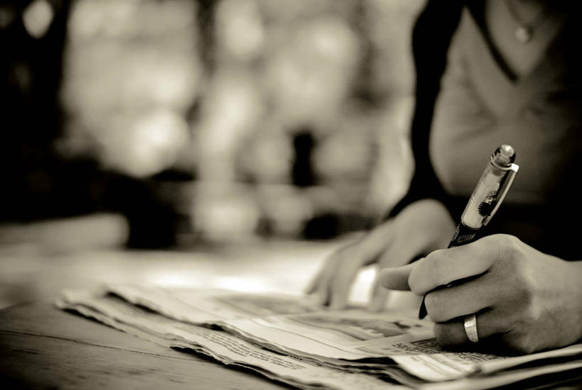 手,一个人,横图,室内,智慧,报纸,德国,仅一个女性,拿着,休闲装,水笔,放松,人体,摄影,解决,休闲活动