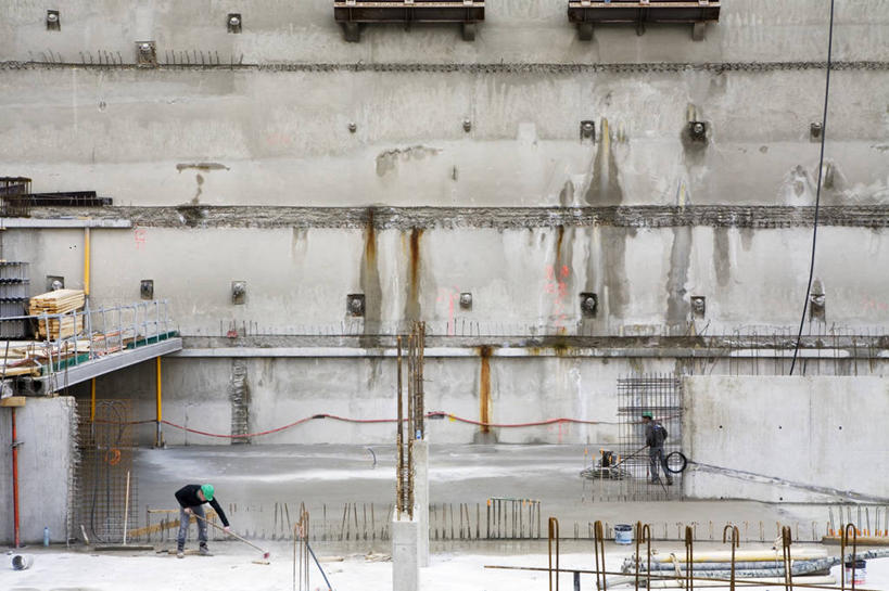 两个人,建筑工人,横图,室外,白天,团队,建筑业,技术,城市,法国,朦胧,模糊,工作,建筑工地,摄影,生长,法国文化,发展,进展,改进