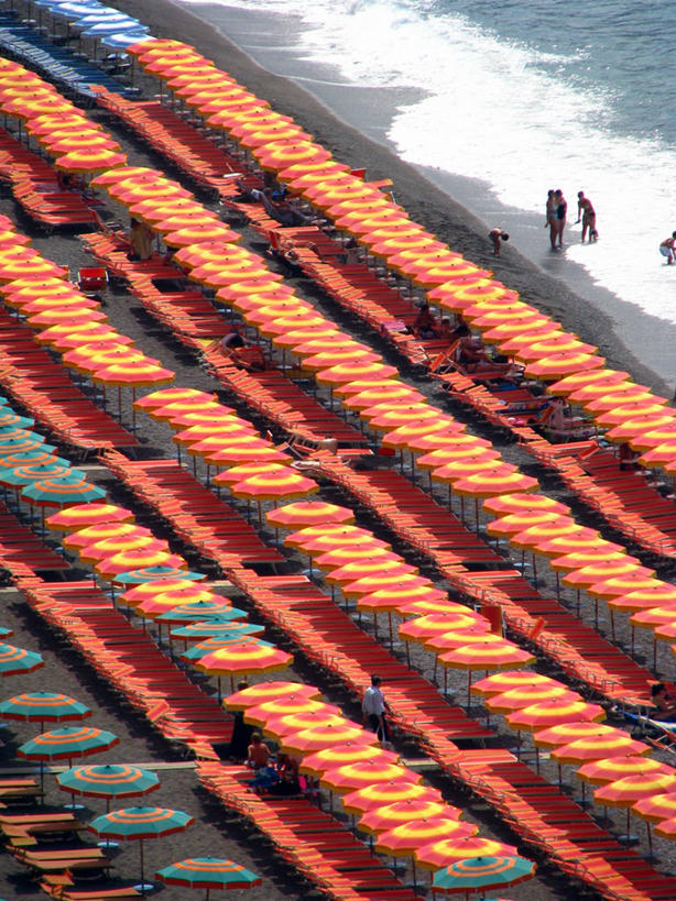 竖图,俯视,室外,白天,旅游,重复,意大利,一排,丰富,整齐,伞,雨伞,遮阳伞,河岸,阳伞,排列,橙色,放松,摄影,太阳伞,队列,意大利文化,波西塔诺,海滩,休闲活动,休闲椅,高角度拍摄