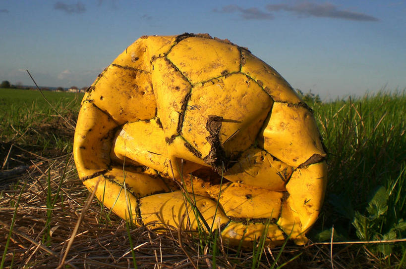 无人,横图,室外,特写,运动,足球,英国,废弃,田地,垃圾,草,一个,黄色,天空,黄昏,摄影,单个,报废,污染,废物,击败,丢弃,放弃,抛弃,空气污染,摈弃,屏弃,摈斥,摒除