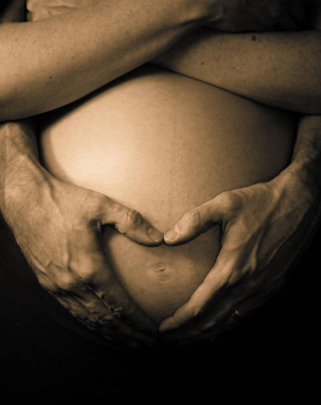 成年人,裸体,两个人,母亲,父亲,站,摸,双手交叉,竖图,特写,正面,抚摸,怀孕,搭,人体,摄影,保护,双手抱胸,搭着,异性恋,开端,男人,女人,心型,触摸,接触,爱