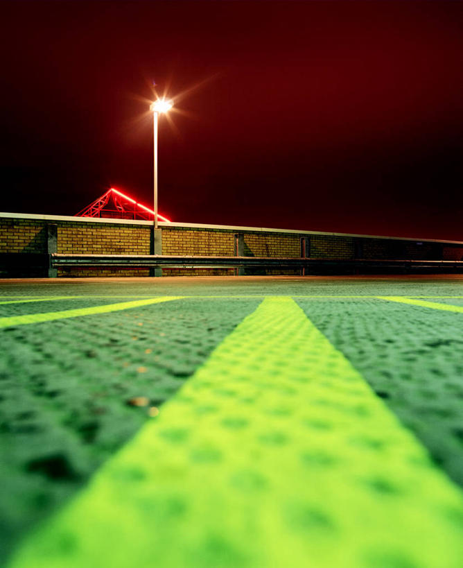 无人,停车场,竖图,室外,夜晚,路灯,英国,条纹,线条,篱笆,绿色,天空,运输,摄影,照亮,白金汉郡,米尔顿凯恩斯