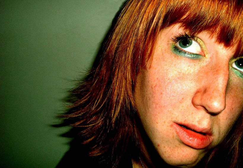 西方人,中年人,脸,头,脸颊,头发,一个人,横图,特写,欧洲,欧洲人,仅一个女性,仅一个人,绿色背景,肩膀,绿色,彩妆,打开,向上看,仅一个中年女性,思考,金色,睫毛膏,个性,摄影,专心,开启,女人,女性,中年女性,白种人,头部,脸部,脸蛋,面部,影棚拍摄,波波头,好奇心