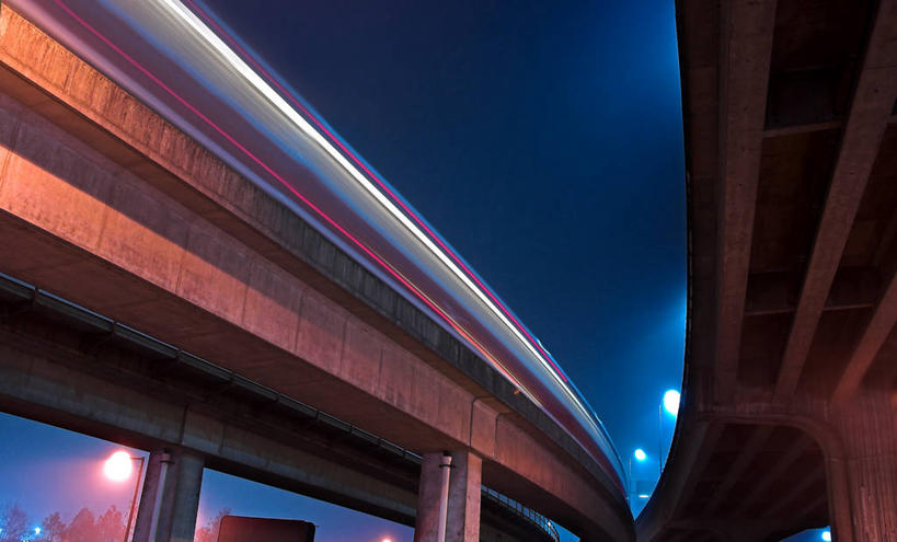 无人,横图,室外,夜晚,抽象,运动模糊,仰视,城市,建筑,立交桥,路灯,加拿大,桥,首都,运输,摄影,宁静,迅速,照亮,工程,照明设备,市区,高架道路,温哥华,大不列颠哥伦比亚,低角度拍摄,旅行