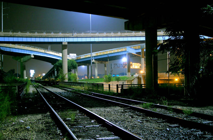 无人,横图,室外,夜晚,建筑,立交桥,路,铁路,公路,美国,轨道,交通,铁轨,方向,运输,摄影,北美,北美洲,美洲,北亚美利加洲,亚美利加洲,密歇根,密歇根州,貂熊州,狼獾之州,狼獾州,底特律,美利坚合众国