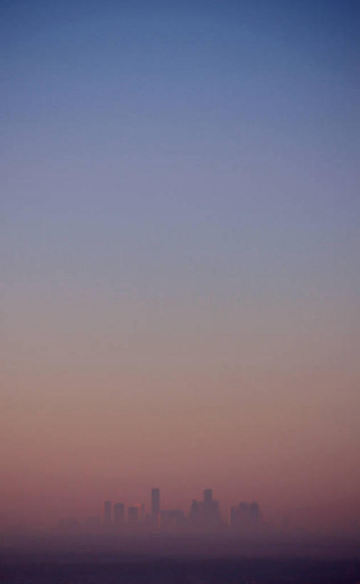 无人,竖图,室外,留白,神秘,天际线,城市,建筑,摩天大楼,美国,烟雾,黄昏,摄影,怪异,环境,污染,北美,北美洲,德克萨斯州,美洲,德克萨斯,万里无云,得州,德州,得克萨斯州,孤星之州,北亚美利加洲,亚美利加洲,休斯敦,休斯顿,太空城,县治,美利坚合众国,哈里斯县,牛沼城