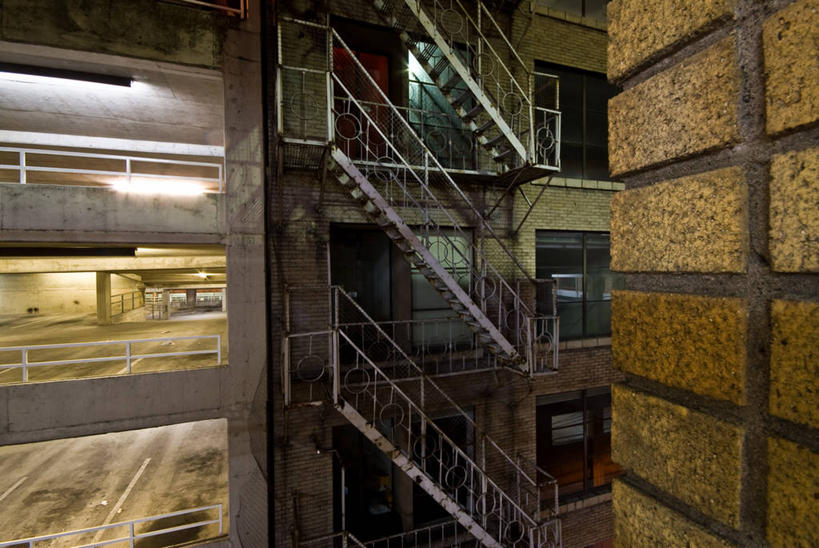 无人,停车场,横图,室外,夜晚,楼梯,城市,建筑,加拿大,砖,篱笆,砖墙,黄昏,运输,摄影,照亮,市区,温哥华,大不列颠哥伦比亚,泊车场,防火梯