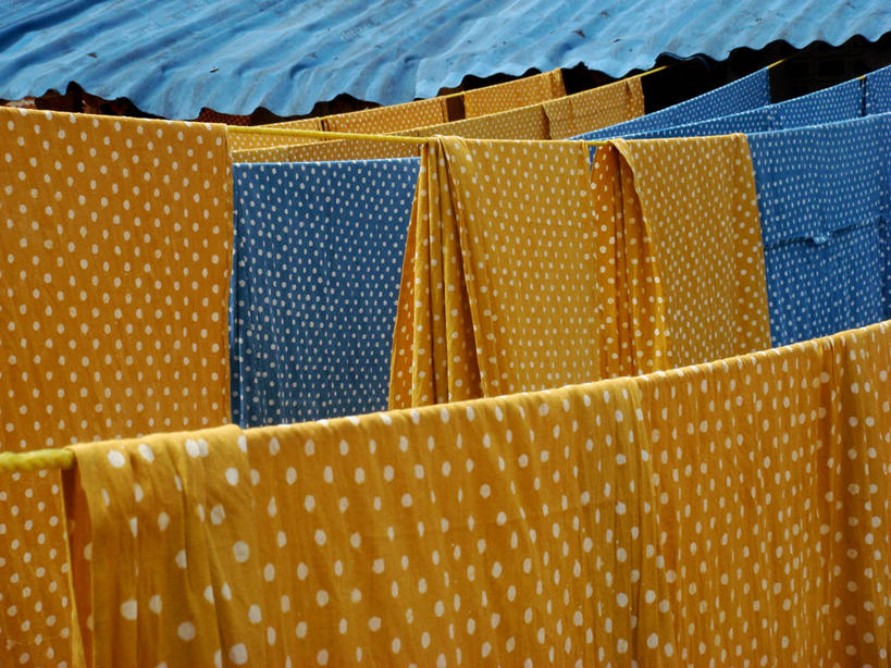 无人,横图,室外,特写,白天,纺织品,印度,吊挂,悬挂,圆点,挂,黄色,蓝色,晾衣服,摄影,用具,式样,印度次大陆