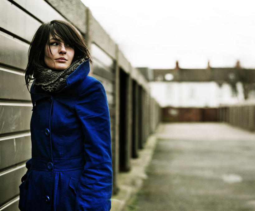 西方人,成年人,一个人,站,横图,室外,白天,英国,欧洲,欧洲人,仅一个年轻女性,仅一个女性,仅一个人,围墙,外套,围巾,看,思考,摄影,北欧,年轻女性,女人,女性,白种人,年轻人,长发,半身,领饰,独处