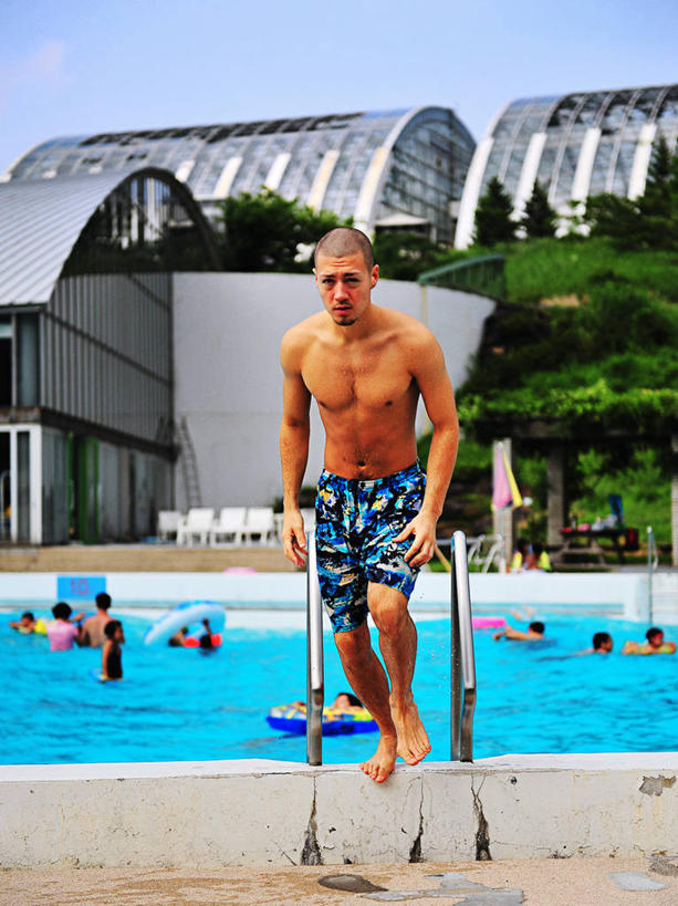 秃头,一个人,体育馆,游泳池,运动场,竖图,室外,白天,度假,水,日本,短裤,梯子,水池,水面,体育场,泳池,裸露,下车,放松,摄影,游泳馆,肖像,裸,东亚,东亚人,青森县,运动馆,弘前,亚洲人,发型,光头,无发,休闲活动,旅行