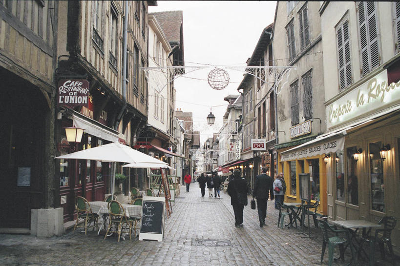 横图,室外,白天,城市,建筑,法国,行人,朦胧,模糊,许多人,一群人,摄影,照亮,特鲁瓦,步行,旅行,咖啡馆