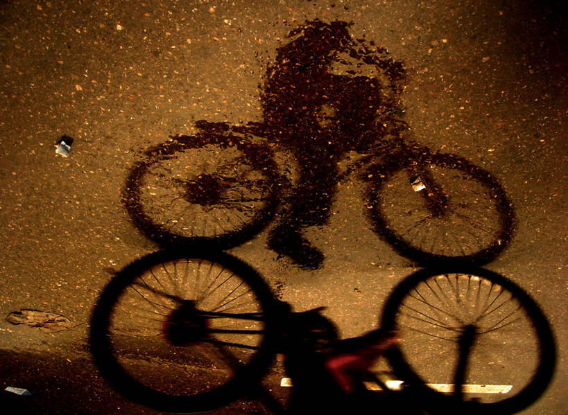 一个人,横图,室外,夜晚,水,路,自行车,巴基斯坦,阴影,反射,车,脚踏车,骑,交通工具,骑车,运输,摄影,载具,剪影,逆光,沥青,水坑,卡拉奇,印度次大陆