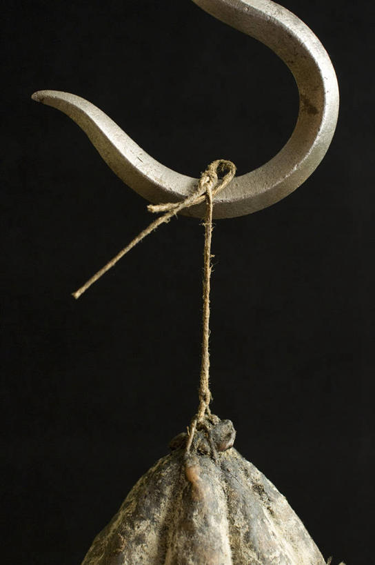 无人,竖图,室内,特写,瑞士,黑色背景,香肠,意大利食品,饮食,两个,黑色,绳子,线绳,摄影,部分,吊钩,红肉,意大利文化,中欧,洛桑,沃州,影棚拍摄,传统文化,时代