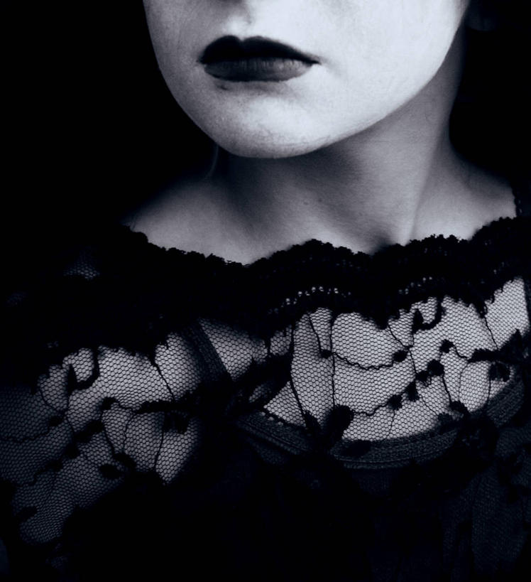 儿童,成年人,一个人,竖图,室内,特写,纯洁,美国,仅一个女性,仅一个人,表演,黑色背景,小孩,黑色,彩妆,仅一个小孩,个性,可爱,童年,童趣,摄影,化妆用品,童真,烂漫,无邪,悲哀,天真,女孩,女人,女性,孩子,影棚拍摄,月,女生,舞台妆,哥特人