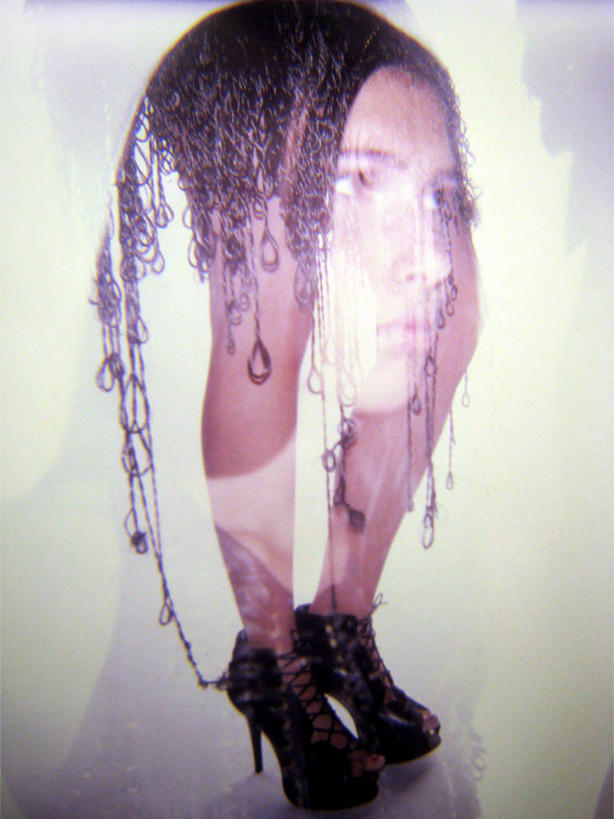 成年人,一个人,竖图,室外,白天,多次曝光,高跟鞋,时尚,鞋子,荷兰,仅一个年轻女性,仅一个女性,仅一个人,首都,数码合成,思考,摄影,帆布鞋,阿姆斯特丹,年轻女性,女人,女性,年轻人,发型,雷鬼头