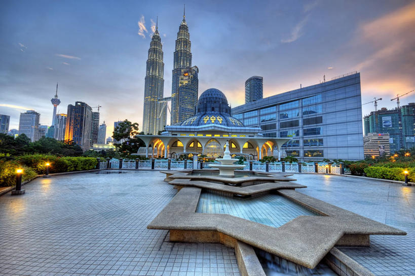 无人,横图,室外,城市,建筑,摩天大楼,马来西亚,亚洲,形状,光亮,首都,现代,树,黄昏,地标建筑,星形,办公大楼,摄影,东南亚,照亮,清真寺,双子塔,吉隆坡,双子星塔,吉隆坡石油双塔,吉隆坡双子星塔,佩重纳斯大厦,印度支那,马来西亚联邦,旅行,双峰塔,马来文化