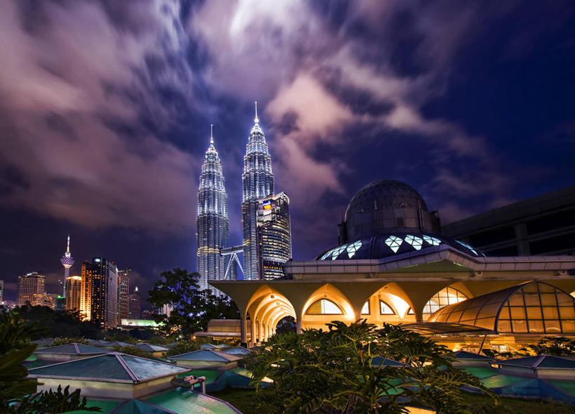 太阳穴,无人,横图,室外,夜晚,度假,美景,城市风光,城市,建筑,摩天大楼,马来西亚,亚洲,景观,光亮,首都,娱乐,现代,树,天空,地标建筑,享受,休闲,办公大楼,景色,放松,摄影,宗教,东南亚,照亮,宗教建筑,清真寺,双子塔,吉隆坡,双子星塔,吉隆坡石油双塔,吉隆坡双子星塔,佩重纳斯大厦,灵性,印度支那,马来西亚联邦,旅行,购物中心,双峰塔,传统文化,马来文化