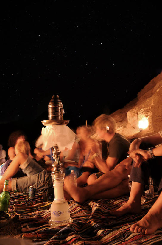 成年人,人群,坐,竖图,室外,夜晚,度假,友谊,蜡烛,埃及,光亮,休闲装,衣服,放松,摄影,照亮,中东,照明设备,近景,露营,户外活动,北非,男人,男性,休闲活动,双腿交叉,旅行