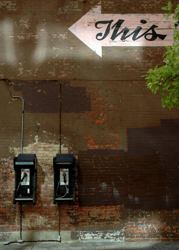 无人,竖图,室外,白天,通讯,道路,路,指示牌,公路,美国,并排,标志,文字,墙,交通,联系,方向,标识,砖墙,箭头,两个,摄影,英文字母,腐烂,便利,指向,费城,宾夕法尼亚,簇,电话机,马路,挨着