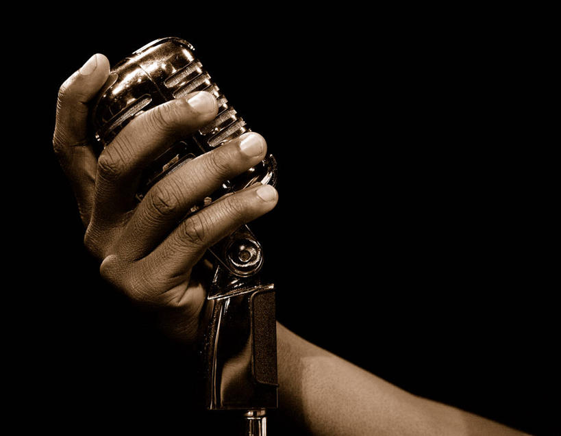 手,一个人,横图,室内,通讯,英国,表演,黑色背景,黑色,手指,人体,摄影,部分,爵士乐,麦克风,录音,北欧,影棚拍摄,数码录音机,数字录音器