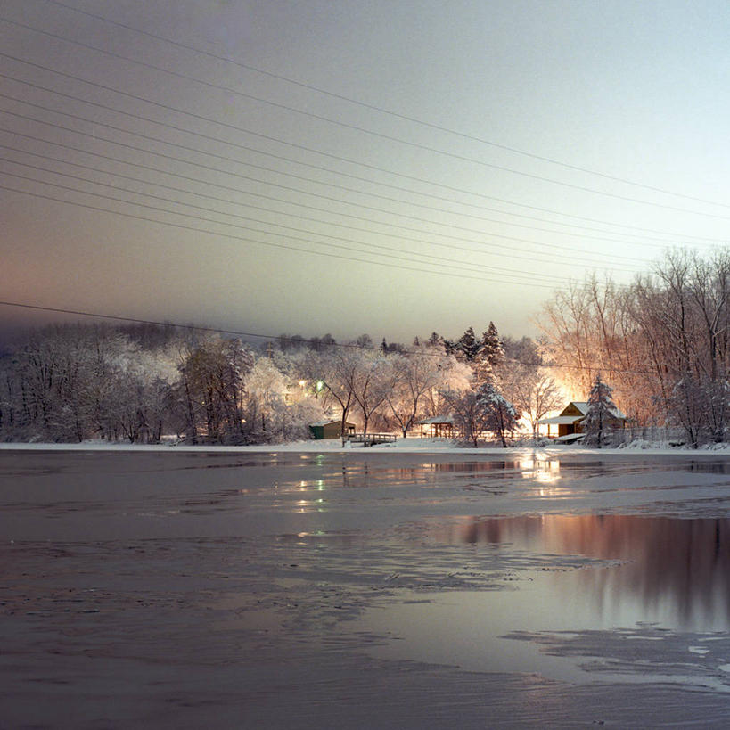 无人,家,竖图,方图,室外,夜晚,河流,美景,雪,别墅,美国,反射,电缆,房屋,屋子,景观,流水,冬天,公寓,洋房,楼房,住宅,树,风景,天空,自然,景色,寒冷,摄影,宁静,环境,北美,北美洲,自然风光,美洲,万里无云,北亚美利加洲,亚美利加洲,密歇根,密歇根州,貂熊州,狼獾之州,狼獾州,安娜堡,旅行,房子,美利坚合众国,电力线