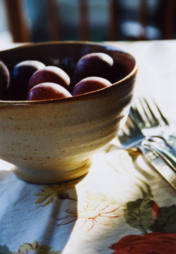 无人,竖图,室内,家具,桌子,李子,餐具,水果,日光,美国,叉,陶瓷制品,饮食,黄昏,碗,陶器,摄影,清新,健康食物,宾夕法尼亚