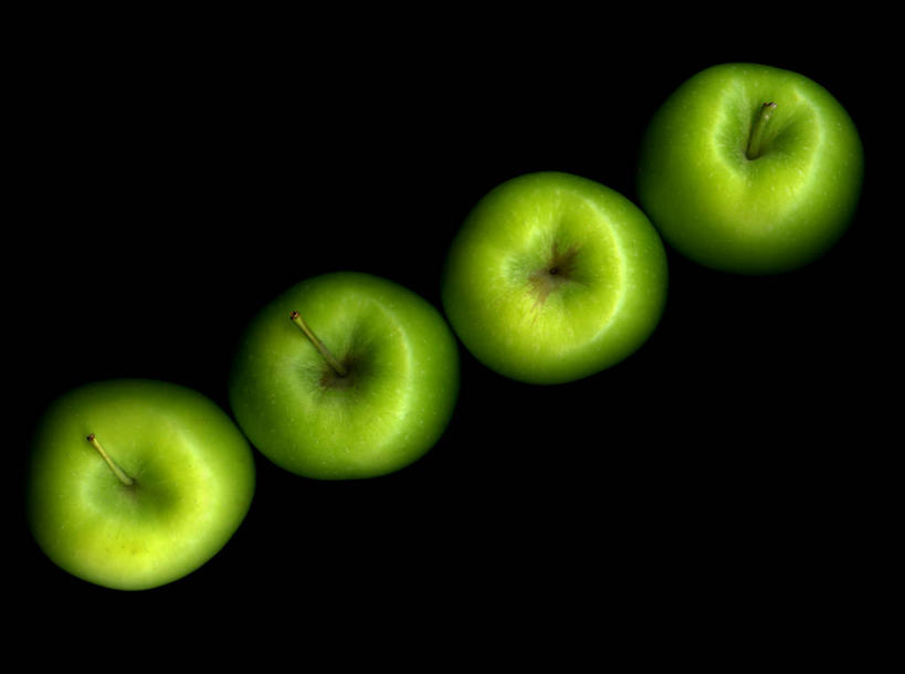 无人,横图,俯视,室内,特写,苹果,静物,水果,英国,一排,黑色背景,整齐,食品,饮食,排列,绿色,黑色,青苹果,四个,摄影,队列,清新,北欧,健康食物,利兹市,高角度拍摄,影棚拍摄