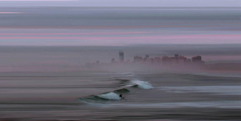 冲浪,一个人,横图,全景,室外,度假,自由,海洋,美景,水,雾,城市风光,城市,澳大利亚,朦胧,模糊,景观,娱乐,风景,自然,黄昏,波浪,享受,休闲,景色,放松,活力,摄影,黄金海岸,昆士兰州,澳大拉西亚,技能,无忧无虑,海滩,旅行