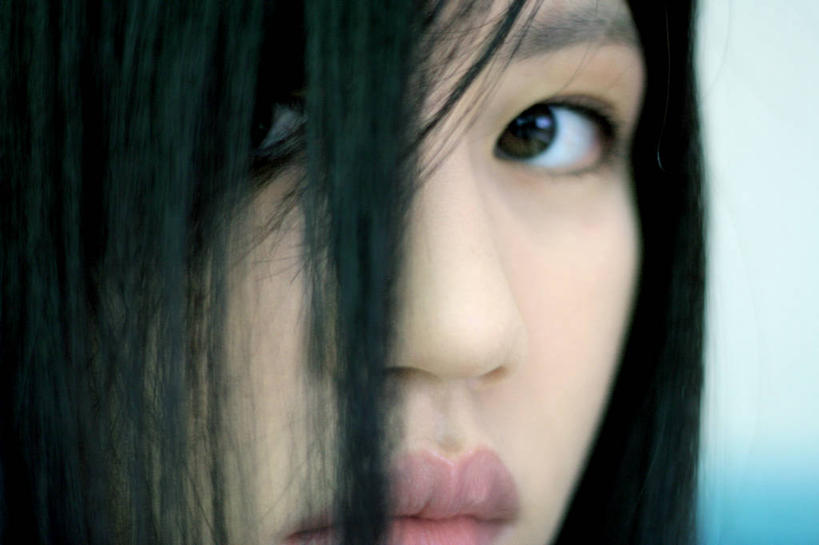 成年人,头,头发,一个人,横图,室外,特写,白天,东京,日本,仅一个年轻女性,仅一个女性,仅一个人,关东地区,首都,看,思考,人体,摄影,东亚,年轻女性,女人,女性,年轻人,头部