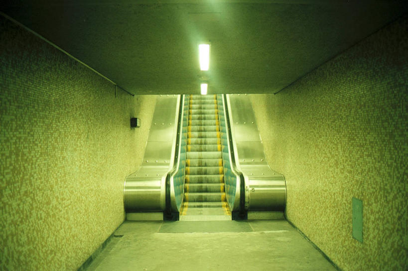 无人,横图,室内,楼梯,天花板,建筑,葡萄牙,欧洲,隧道,电动扶梯,围墙,光亮,首都,里斯本,绿色,摄影,电灯,照亮,便利,照明设备,里斯本区,南欧,地下通道,伊比利亚半岛,葡萄牙共和国,旅行