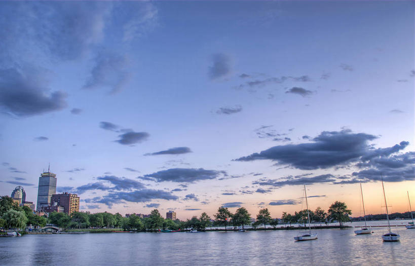帆船,无人,横图,室外,河流,建筑,摩天大楼,船,美国,反射,流水,云,树,天空,自然,黄昏,交通工具,办公大楼,运输,摄影,宁静,环境,载具,波士顿,马萨诸塞,查尔斯河,旅行