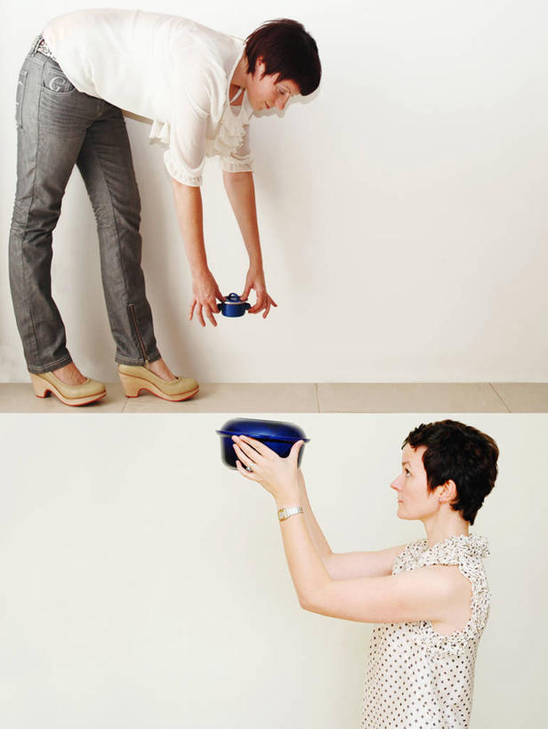 西方人,成年人,中年人,脸,头,脸颊,两个人,站,竖图,室内,白色背景,餐具,英国,欧洲,欧洲人,弯腰,准备,砂锅,拿着,休闲装,肩膀,衣服,白色,摄影,支撑,北欧,女人,中年女性,白种人,头部,脸部,脸蛋,面部,影棚拍摄,短发