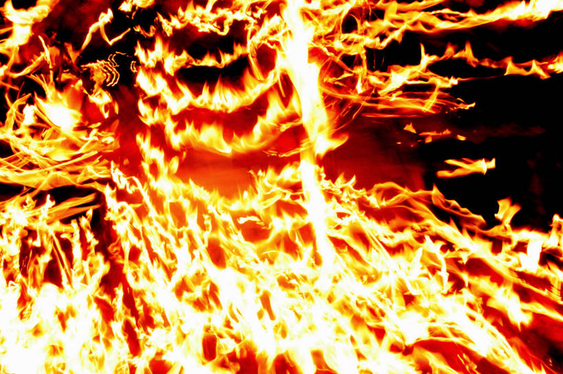 无人,横图,室外,特写,夜晚,爆炸,风险,火,印度,环保,火焰,围墙,热,自然,力量,摄影,能源,环境,回收,资源,利用,低碳,循环,持续,印度次大陆,危险,全画面,全框架,全帧,艾哈迈达巴德,全画幅