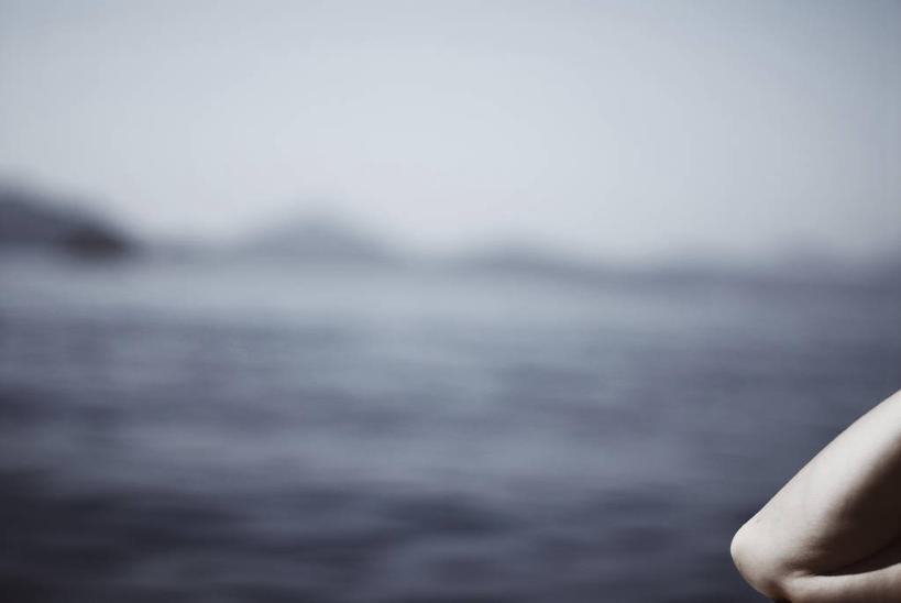 手,关节,肘,一个人,横图,室外,海洋,山,水,欧洲,自然,靠,靠着,放松,人体,摄影,宁静,部分,环境,中东,穆拉省,休闲活动,独处