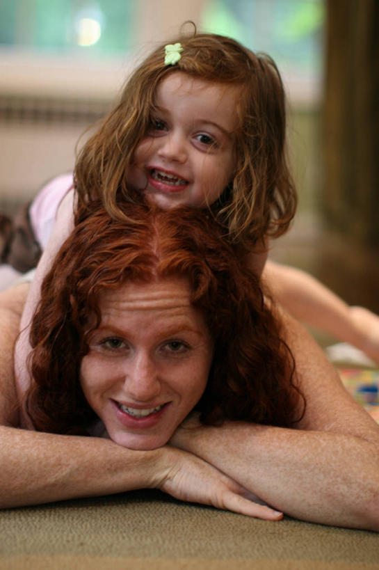 儿童,成年人,中年人,脸,头,脸颊,一个人,两个人,家庭,父母,母亲,女儿,躺,笑,微笑,露齿笑,竖图,室内,白天,快乐,幸福,纯洁,美国,仅一个女性,仅一个人,连接,休闲装,肩膀,小孩,衣服,趴着,仅一个中年女性,温暖,温馨,一家人,可爱,童年,童趣,摄影,和睦,享乐,肖像,童真,烂漫,无邪,新泽西,恶作剧,埃塞克斯郡,天真,女孩,女人,女性,中年女性,孩子,头部,脸部,脸蛋,面部,融洽,奥兰治