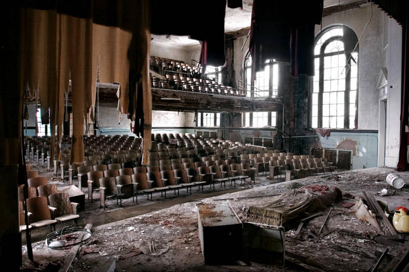 无人,舞台,横图,室内,白天,重复,剧院,椅子,美国,废弃,教育,破坏,破损,座位,摄影,报废,损坏,腐烂,废物,丢弃,毁灭,放弃,抛弃,纽约州,罗切斯特,摈弃,高中生,高中,屏弃,摈斥,摒除