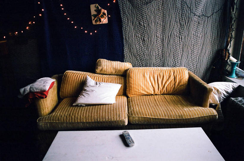 无人,横图,室内,家具,沙发,桌子,照明,美国,装饰,彩灯,灯光,座位,灯,装饰物,灯具,遥控器,舒服,放松,摄影,花灯,照亮,起居室,照明设备,圣诞灯,巴尔的摩,马里兰,软垫