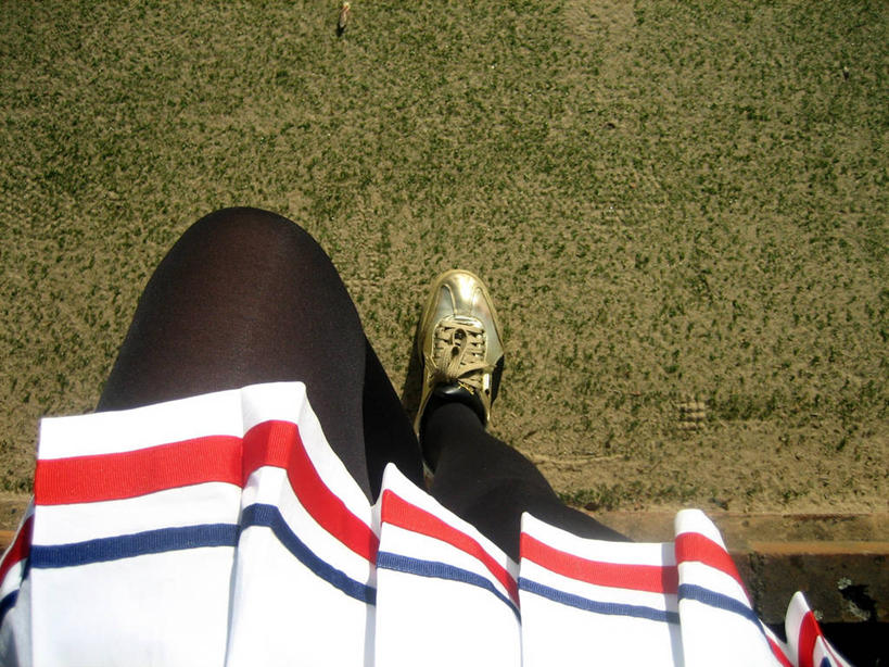 腿,一个人,横图,俯视,室外,特写,白天,裙子,运动鞋,澳大利亚,阴影,人体,摄影,悉尼,澳大拉西亚,四肢,新南威尔士,式样,步行,高角度拍摄