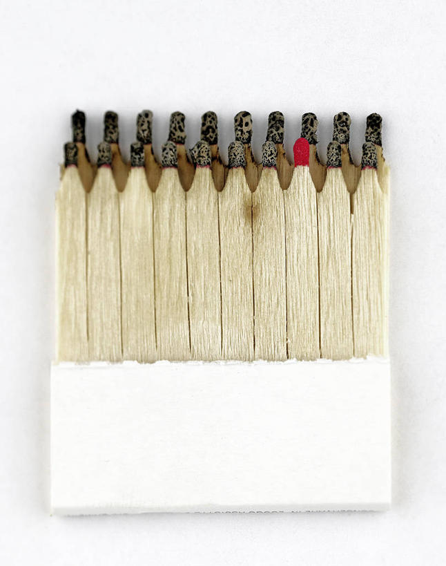 无人,竖图,俯视,室内,特写,白色背景,静物,意大利,一排,废弃,整齐,火柴,排列,红色,白色,摄影,创造力,洋火,队列,南欧,销毁,火柴梗,取火工具,想法,烧毁,高角度拍摄,影棚拍摄