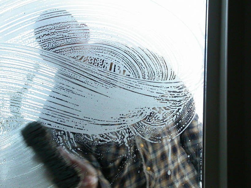 西方人,成年人,中年人,老年人,一个人,家庭,横图,室内,白天,窗户,装修,欧洲,荷兰,欧洲人,仅一个男性,仅一个人,仅一个中年男性,擦,透明,工作,肥皂泡,休闲装,衣服,温暖,温馨,一家人,摄影,生活方式,和睦,弗里斯兰省,男人,男性,中年男性,白种人,休闲活动,清洗,洗涤,半身,融洽,家务劳动