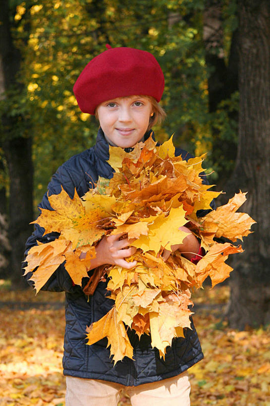 西方人,儿童,一个人,公园,站,微笑,竖图,室外,白天,正面,满意,幸福,纯洁,美景,帽子,叶子,欧洲,俄罗斯,欧洲人,仅一个男性,仅一个人,许多,丰富,景观,枫叶,首都,很多,拿着,休闲装,树,小孩,衣服,红色,自然,仅一个小孩,鸭舌帽,景色,可爱,童年,童趣,摄影,自然风光,肖像,改变,童真,烂漫,无邪,莫斯科,天真,男孩,男人,男性,白种人,孩子,秋天,半身,月,男生,俄罗斯人,白色人种,高加索人种,欧罗巴人种