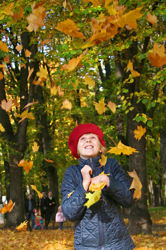 西方人,儿童,一个人,公园,站,笑,微笑,露齿笑,竖图,室外,白天,快乐,幸福,纯洁,欧洲,俄罗斯,欧洲人,仅一个女性,仅一个人,首都,拿着,休闲装,树,小孩,衣服,自然,看,向上看,仅一个小孩,可爱,童年,童趣,摄影,环境,享乐,童真,烂漫,无邪,莫斯科,天真,女孩,女人,女性,白种人,孩子,秋天,半身,女生,俄罗斯人,白色人种,高加索人种,欧罗巴人种,好奇心