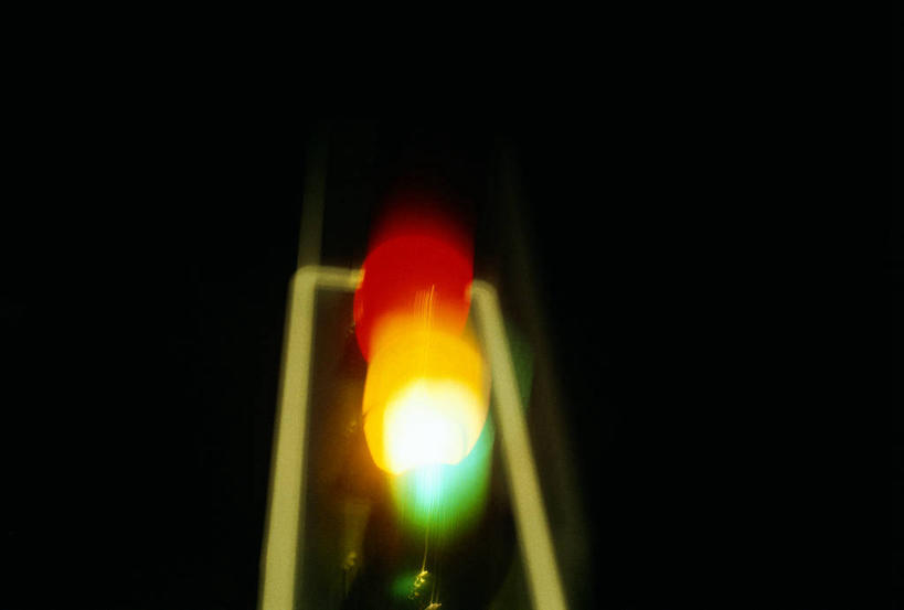 无人,横图,室外,特写,夜晚,仰视,安全,英国,欧洲,伦敦,吊挂,悬挂,红绿灯,信号灯,交通,光亮,首都,挂,方向,警示,摄影,红灯,绿灯,指导,照亮,控制,西欧,提示,北欧,黄灯,大不列颠,流通,交通信号灯,大不列颠及北爱尔兰联合王国,大不列颠及爱尔兰联合王国,行人信号灯,雾都,危险,低角度拍摄,大不列颠王国,大英帝国,联合王国,日不落帝国