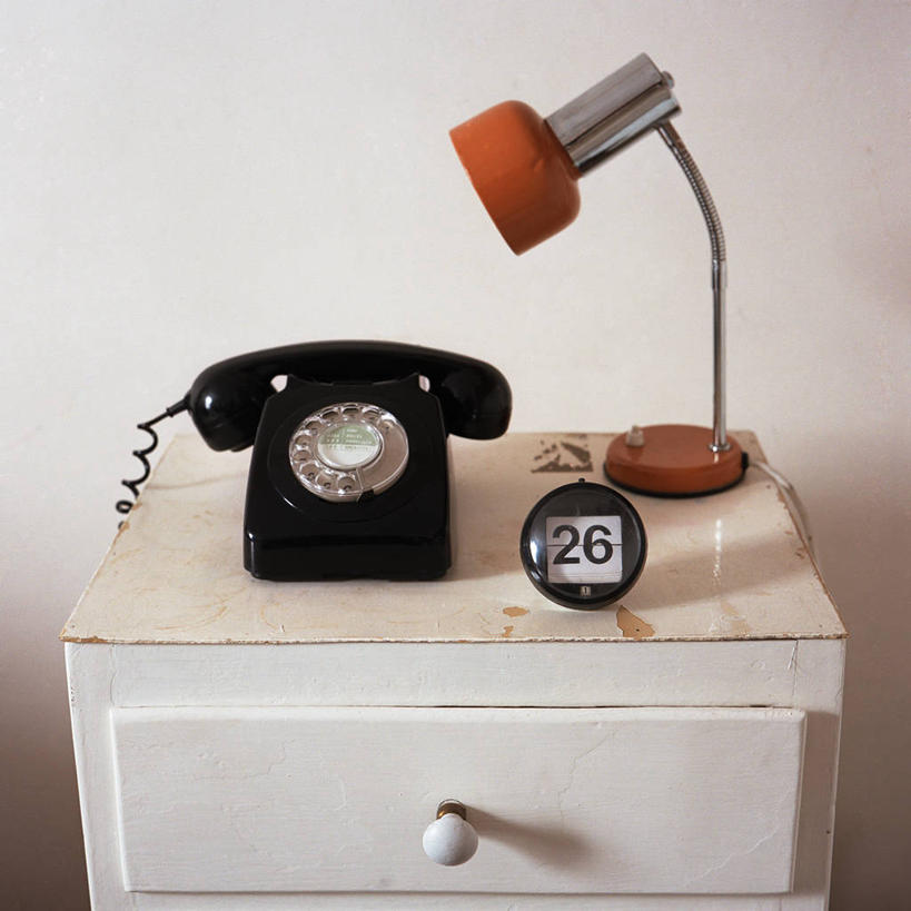 无人,办公室,打电话,方图,室内,通讯,复古,家具,桌子,电话,英国,数字,文字,古典,图像,通讯设备,灯,话筒,电话线,摄影,怀旧,北欧,旋钮,交流,老式电话,电话机,日历,沟通,通话,旋转号盘电话机