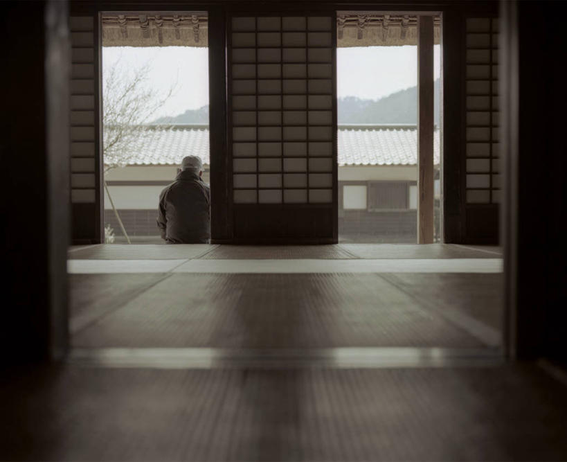 成年人,一个人,坐,横图,室内,白天,帽子,日本,仅一个男性,关东地区,神奈川县,背面,思考,鸭舌帽,放松,摄影,东亚,半身,独处