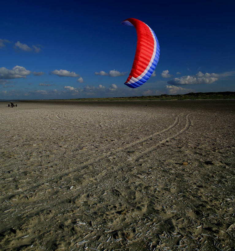 无人,竖图,室外,白天,度假,降落伞,荷兰,沙子,地平线,云,半空,痕迹,着陆,方向,天空,自然,运输,摄影,环境,登陆,载具,下降,降落,冲浪风筝,航空工具,减速器,海滩,休闲活动,旅行,轮胎印