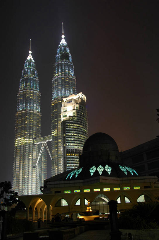 无人,竖图,室外,夜晚,建筑,马来西亚,亚洲,光亮,首都,地标建筑,摄影,宗教,东南亚,照亮,清真寺,双子塔,吉隆坡,双子星塔,吉隆坡石油双塔,吉隆坡双子星塔,佩重纳斯大厦,印度支那,马来西亚联邦,旅行,双峰塔,马来文化